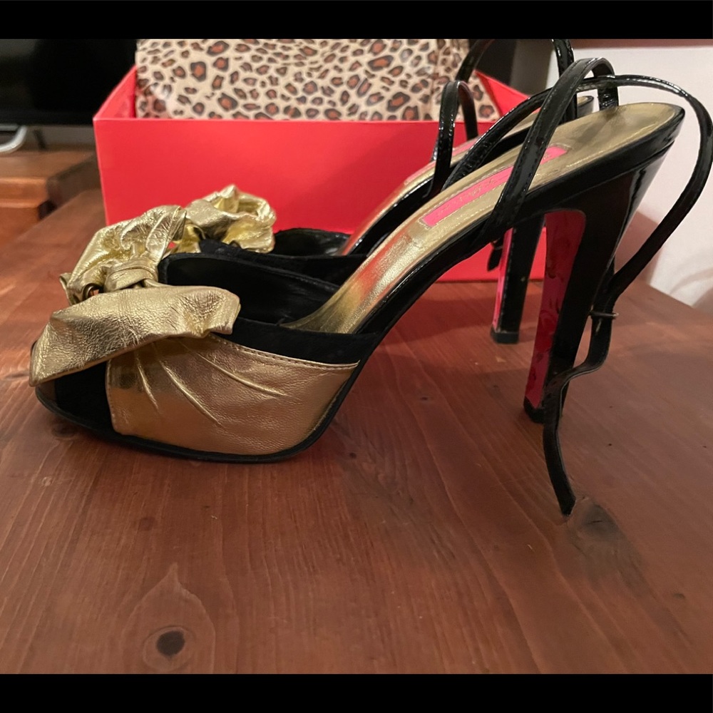 Betsey Johnson Weston Black and Gold Heel 9 M
